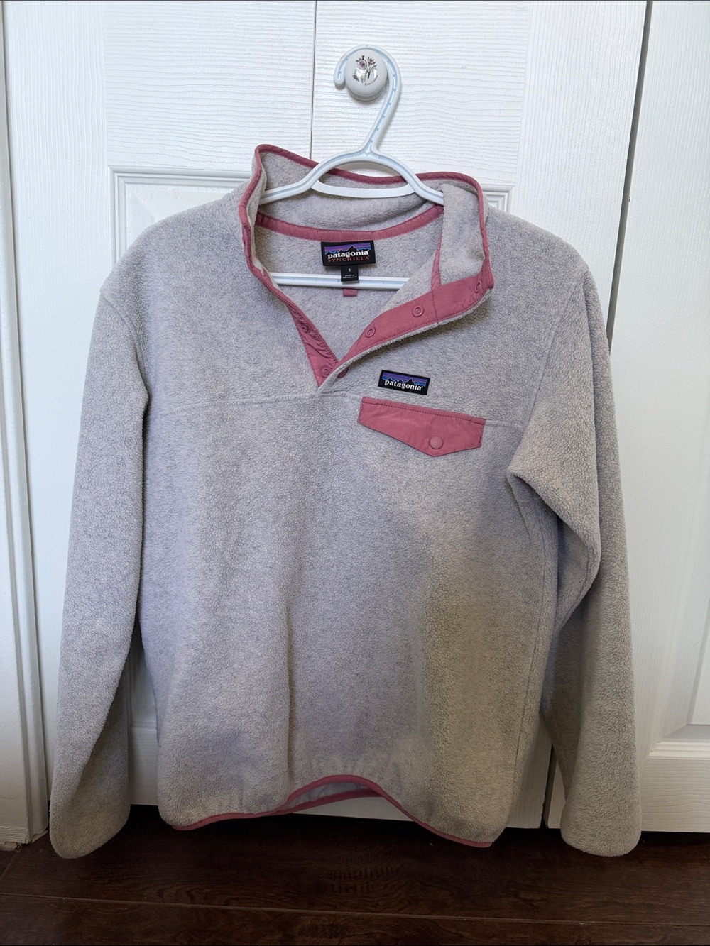Patagonia Women’s Light Gray Fleece Pullover with Rose Trim